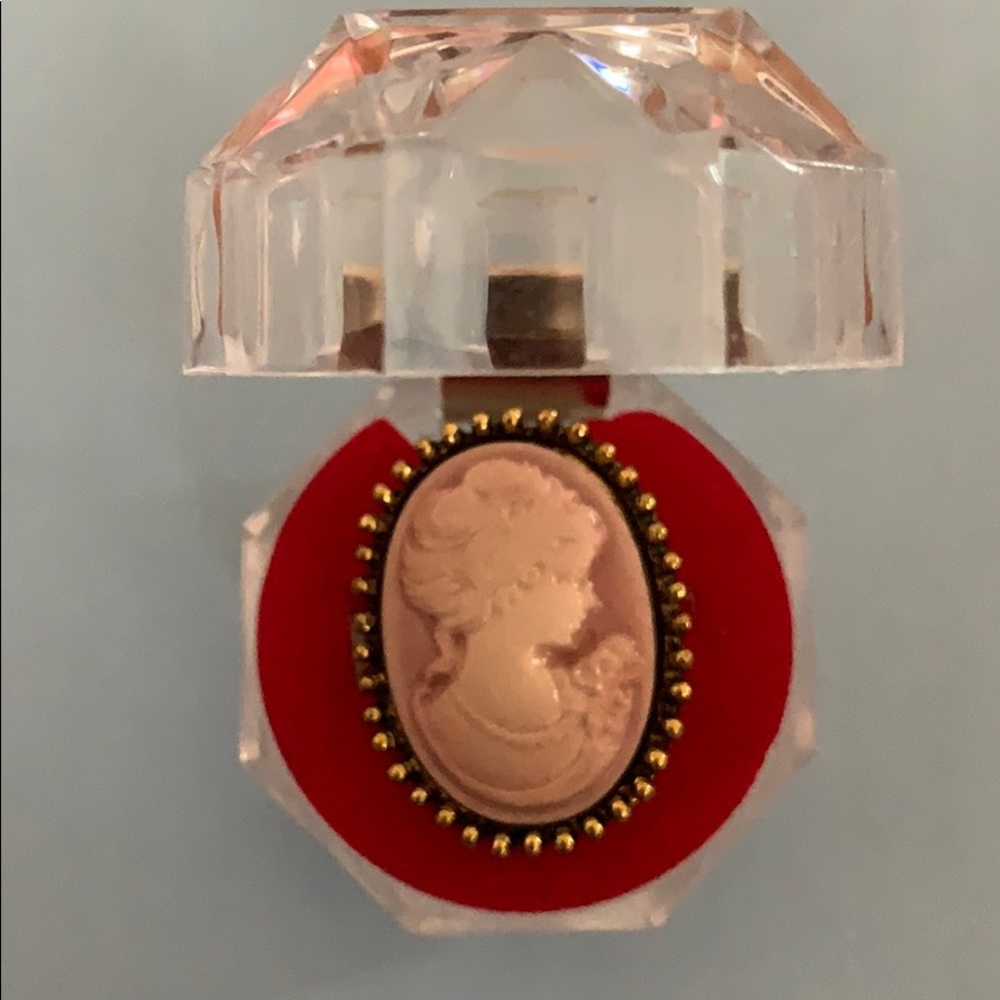 Pink cameo